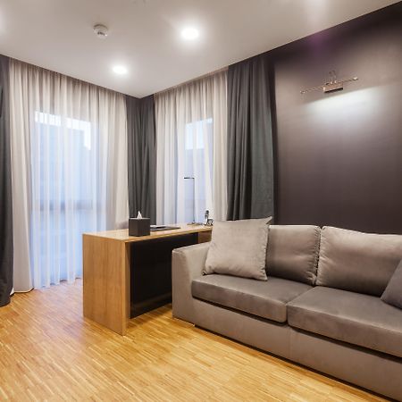 Hotel Platinia Cluj-Napoca Ngoại thất bức ảnh A living room with a sofa