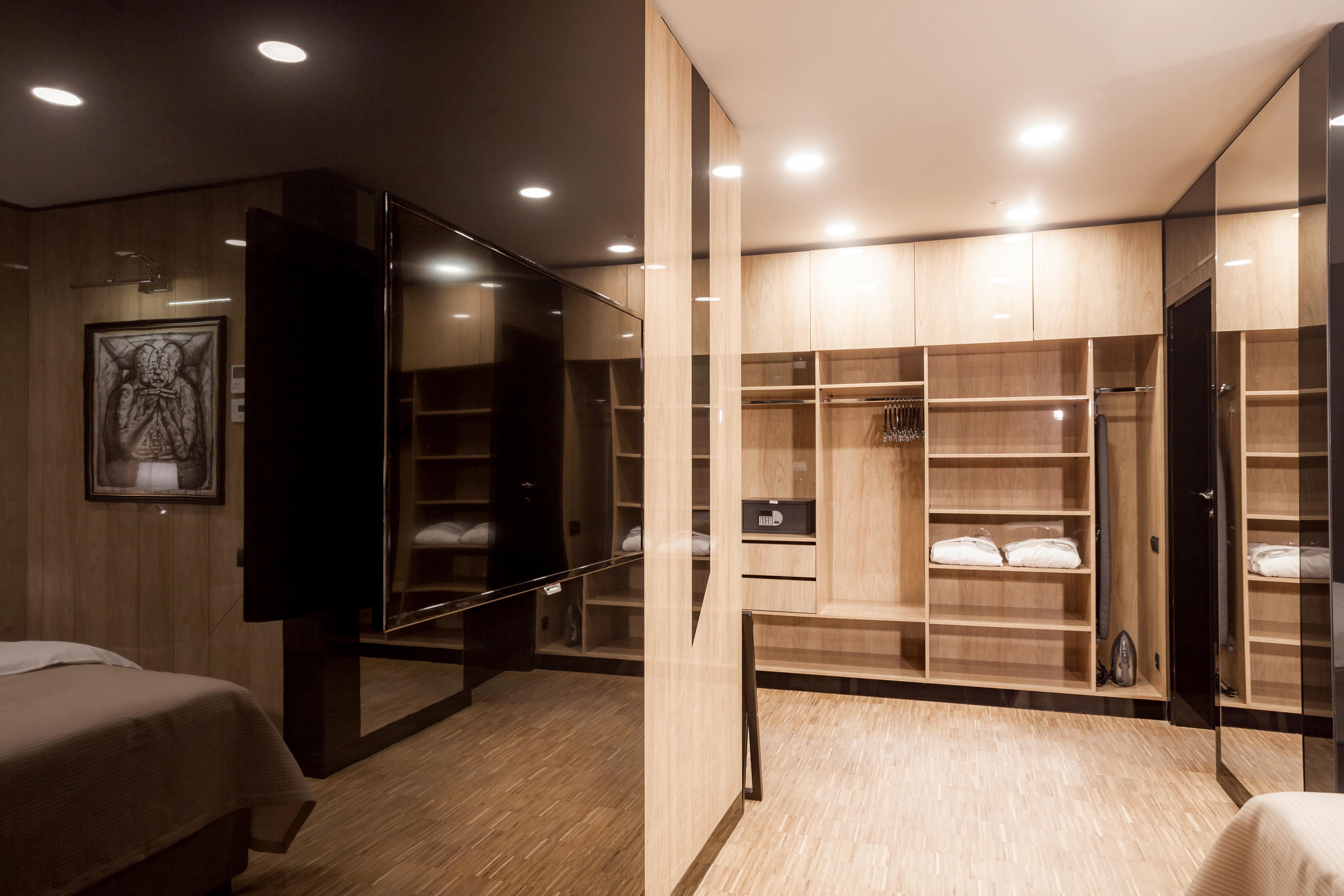 Hotel Platinia Cluj-Napoca Ngoại thất bức ảnh A walk-in closet