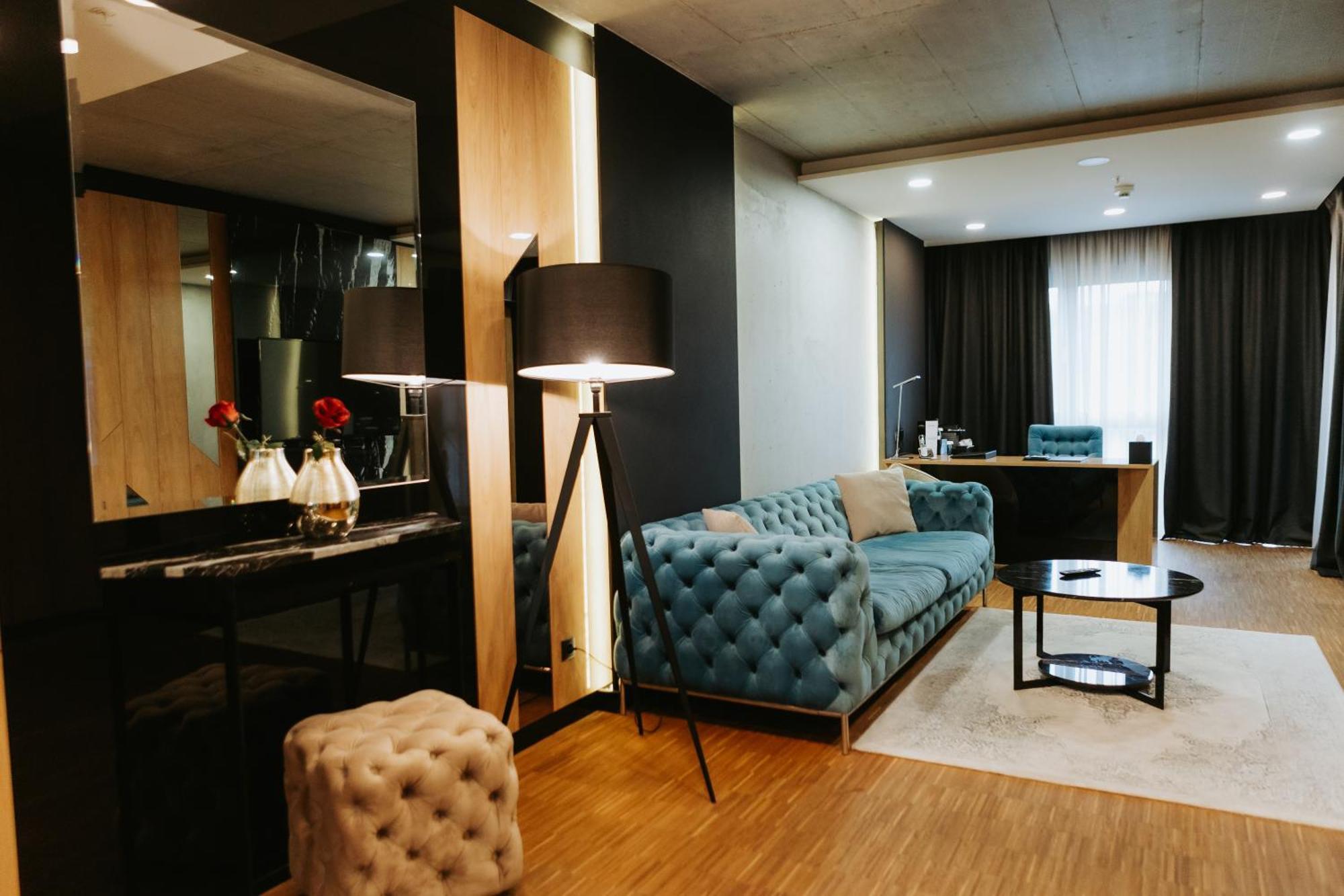 Hotel Platinia Cluj-Napoca Ngoại thất bức ảnh Office of the Mayor of Tirana