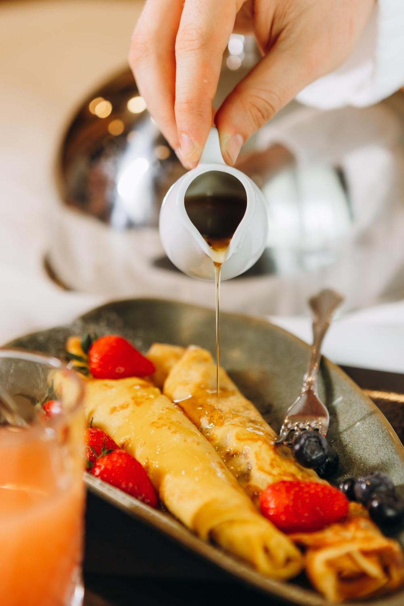 Hotel Platinia Cluj-Napoca Ngoại thất bức ảnh Maple syrup being poured onto crêpes