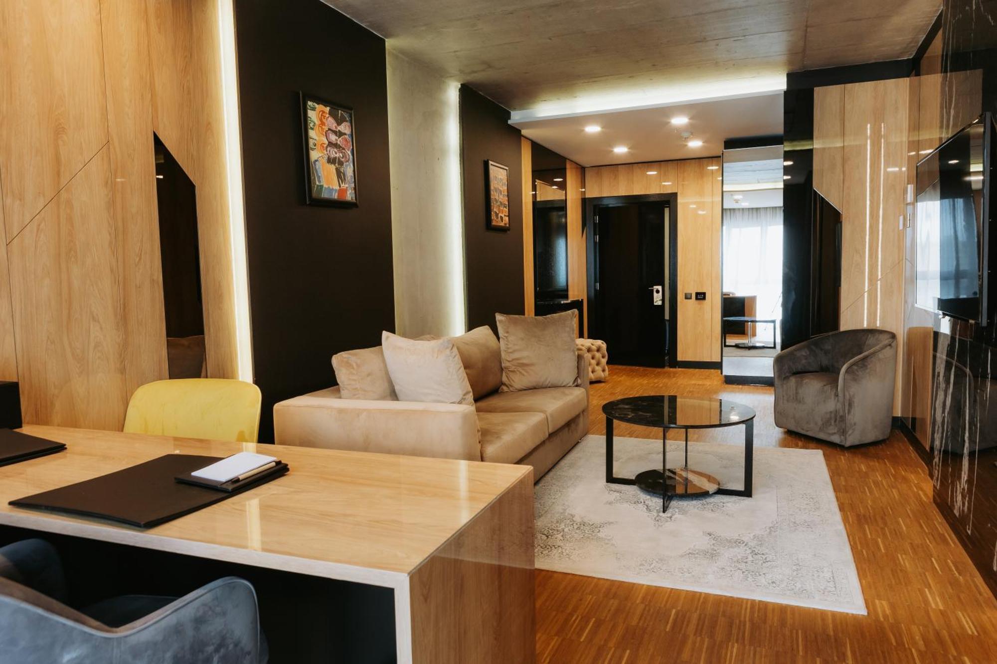 Hotel Platinia Cluj-Napoca Ngoại thất bức ảnh A typical suite at the hotel