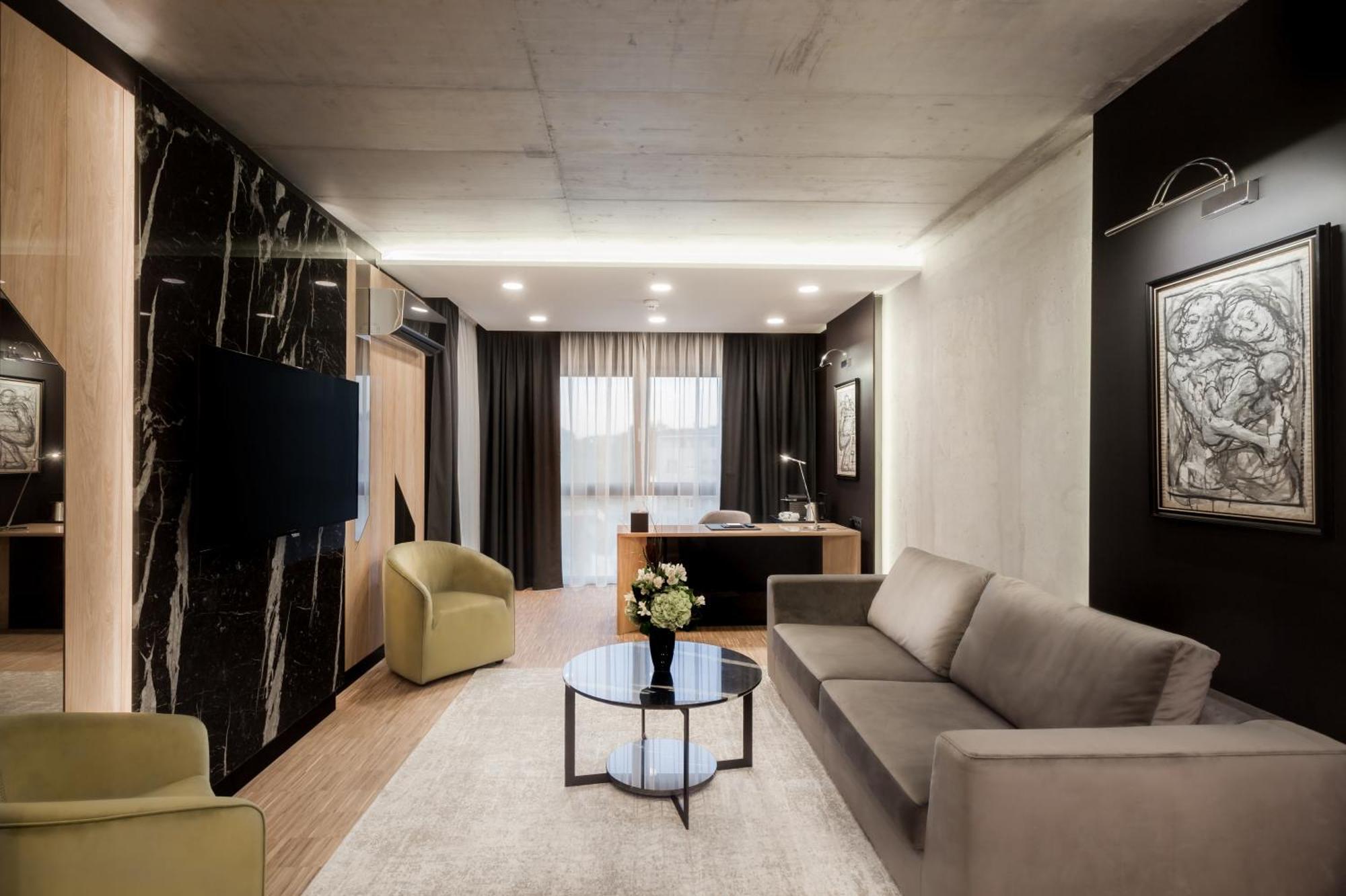 Hotel Platinia Cluj-Napoca Ngoại thất bức ảnh The interior of the presidential suite