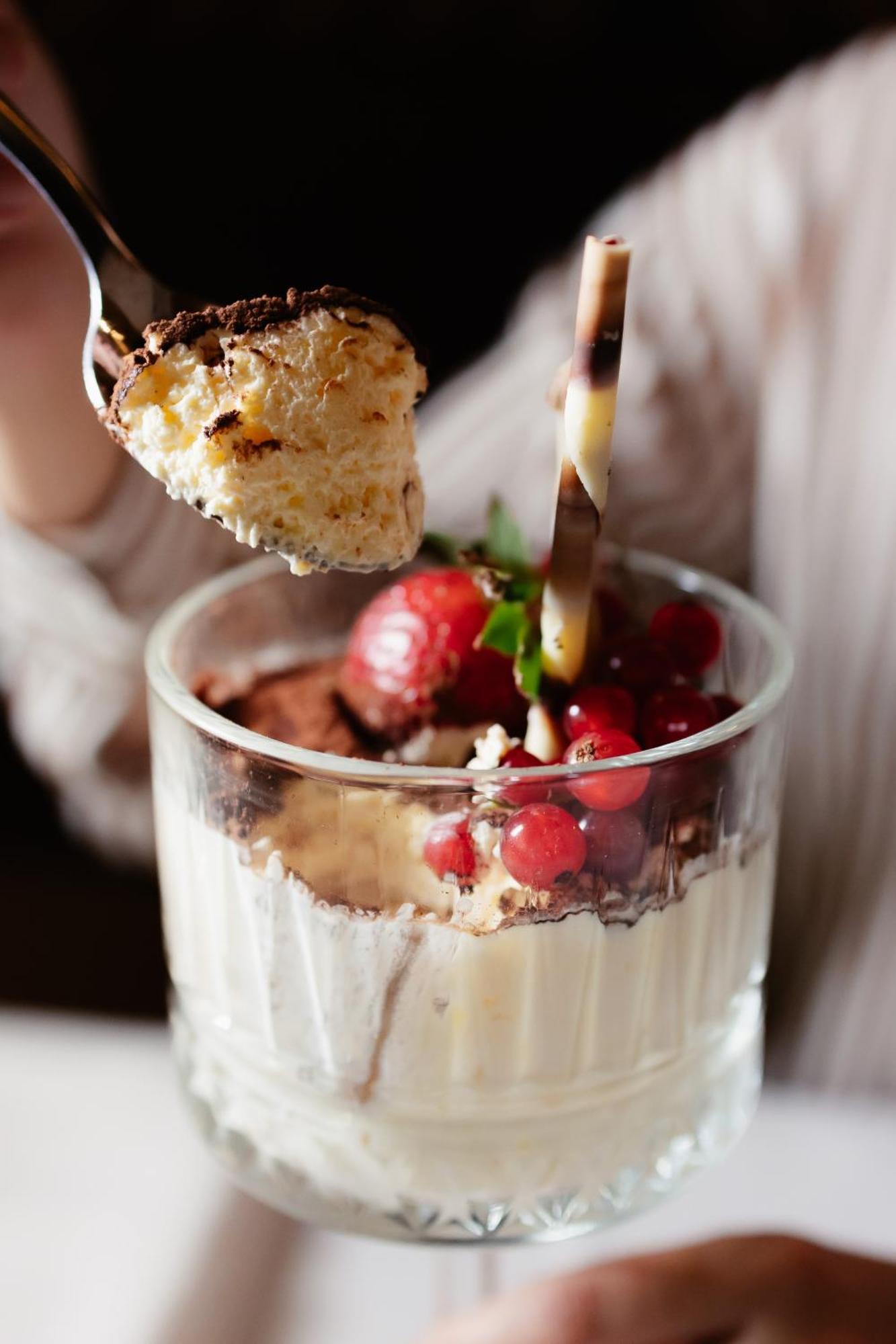 Hotel Platinia Cluj-Napoca Ngoại thất bức ảnh A strawberry parfait