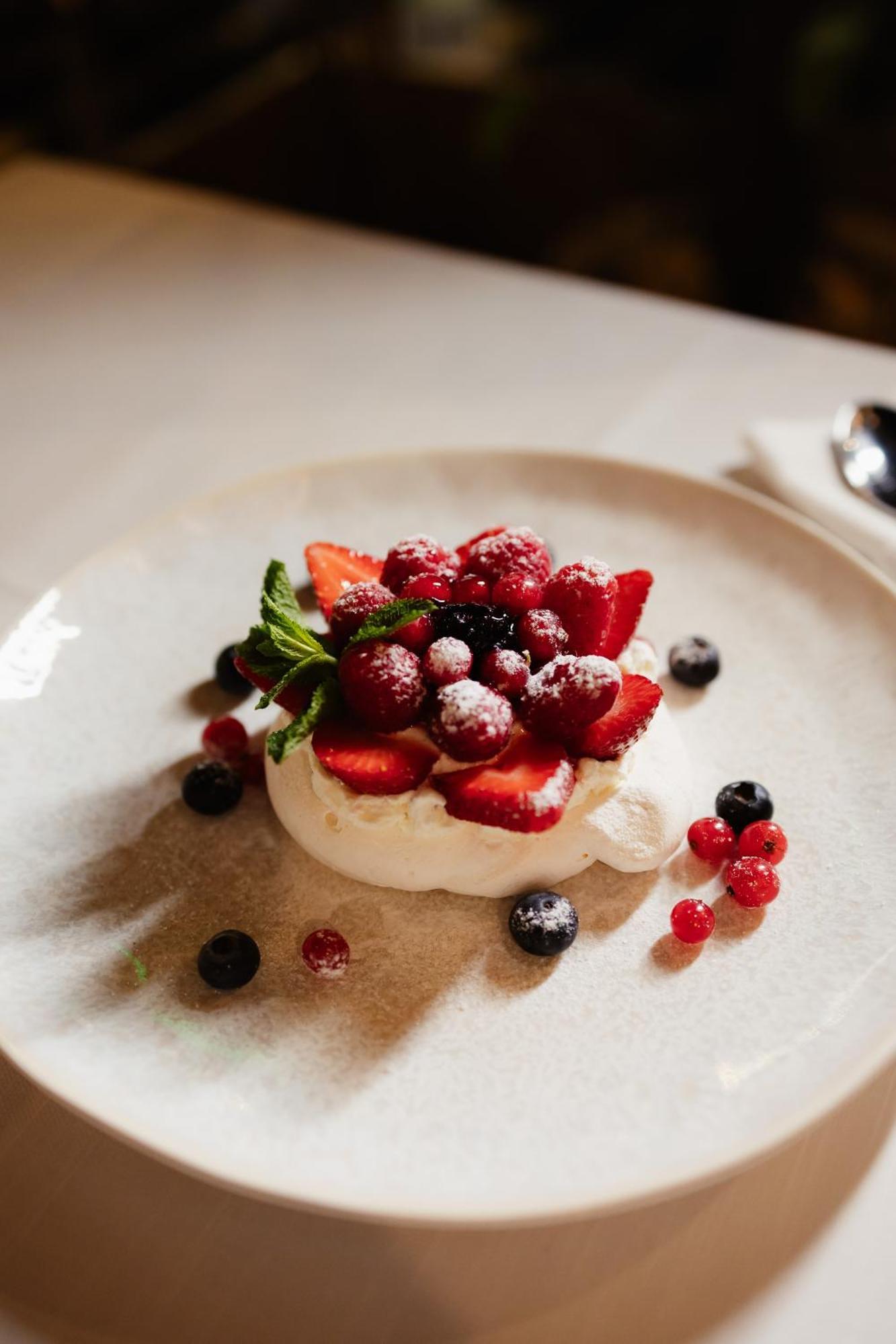 Hotel Platinia Cluj-Napoca Ngoại thất bức ảnh Pavlova with mixed berries
