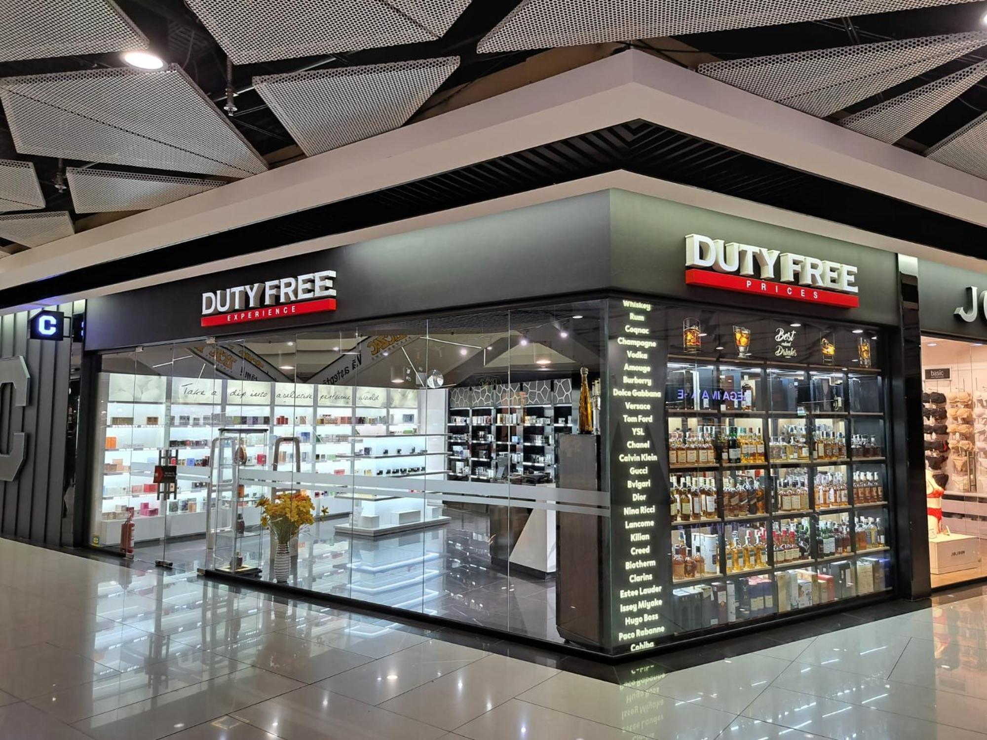 Hotel Platinia Cluj-Napoca Ngoại thất bức ảnh Duty Free at the airport