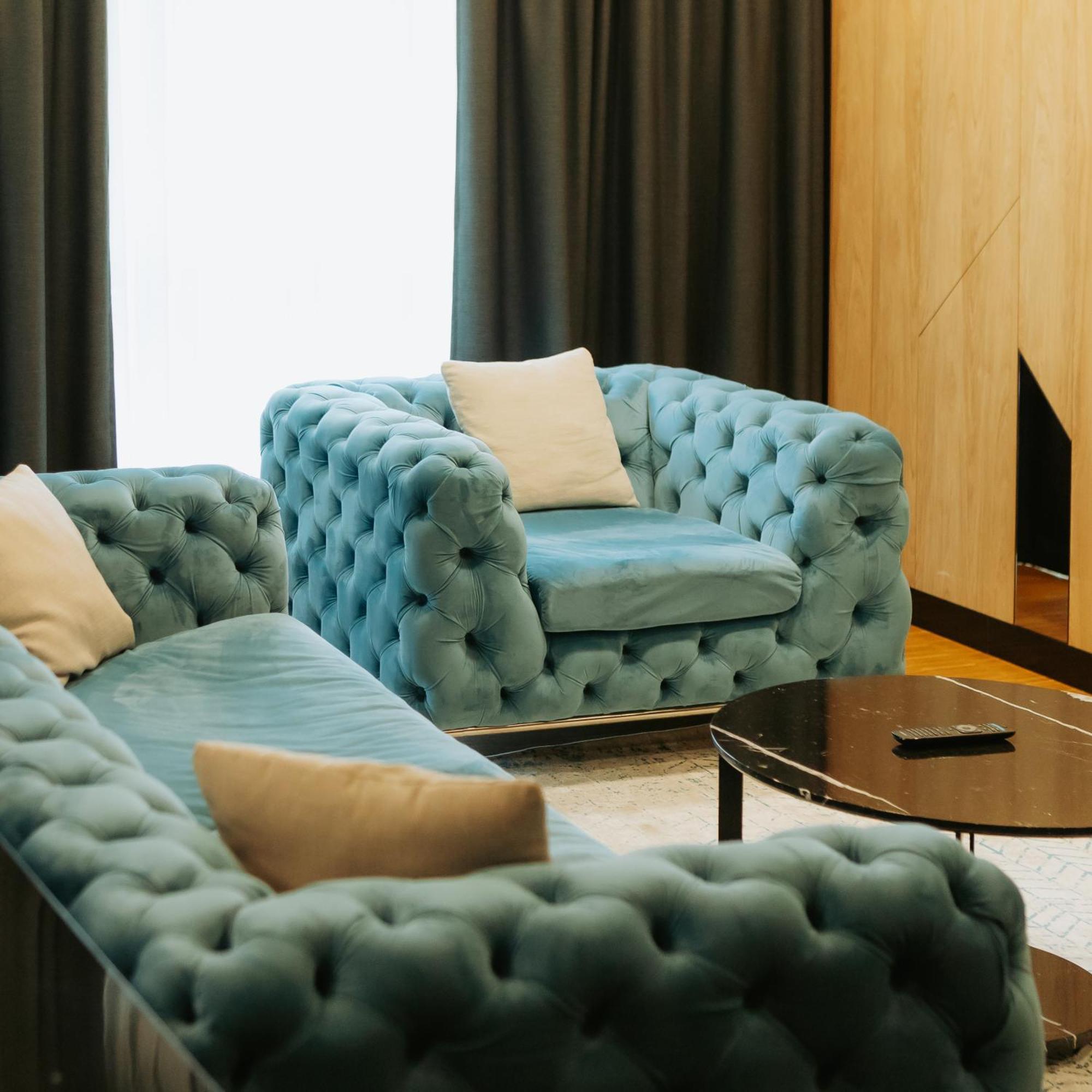 Hotel Platinia Cluj-Napoca Ngoại thất bức ảnh A blue velvet Chesterfield sofa
