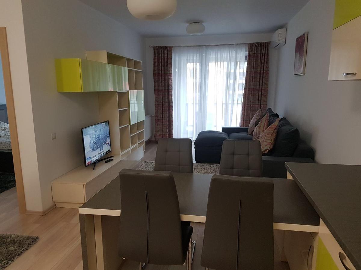 Hotel Platinia Cluj-Napoca Ngoại thất bức ảnh A typical apartment in the complex