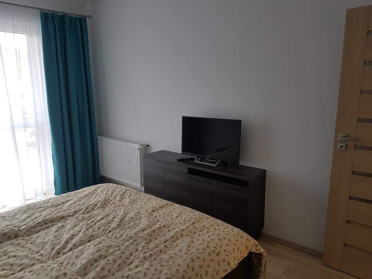 Hotel Platinia Cluj-Napoca Ngoại thất bức ảnh A bedroom with a television